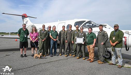 College staff receive 空军 T-1A trainer jets from members of the US 空军